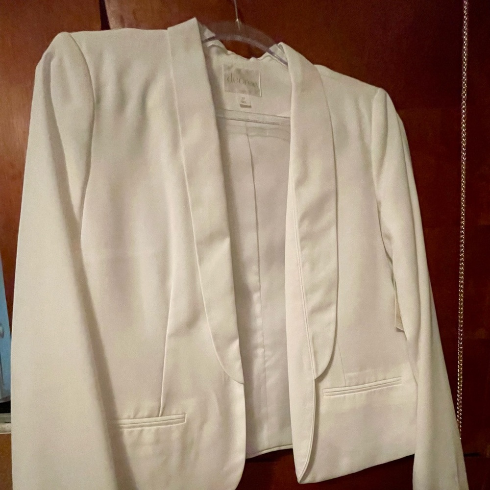 Decree white blazer with silk lining. Brand new with tags. Never worn
